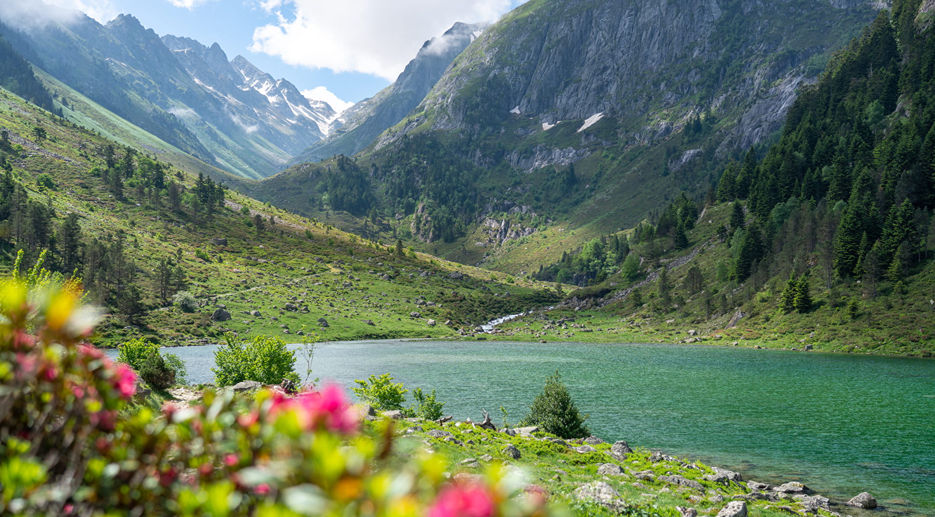 Lac de Suyen en el corazón del Parque Nacional de los Pirineos en la Val d'Azun