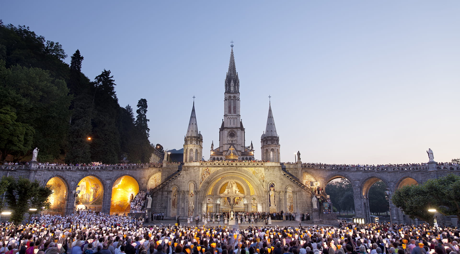 Procesión de antorchas en el Santuario de Lourdes en los Pirineos