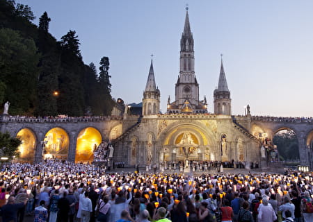 Procession aux flambeaux au Sanctuaire de Lourdes dans les Pyrénées