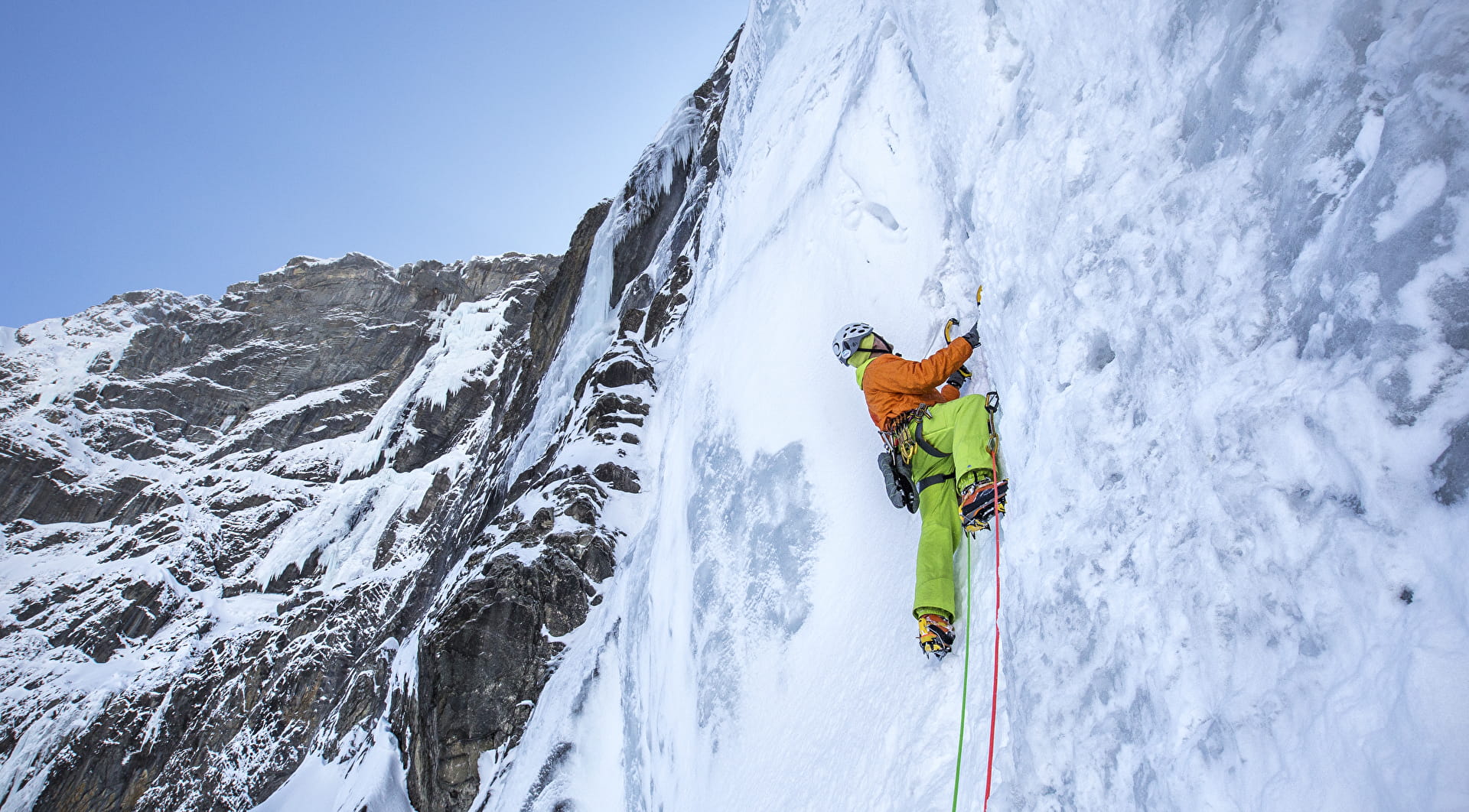 Ice climbing in the Pyrenees, in the heart of the Cirque de Gavarnie