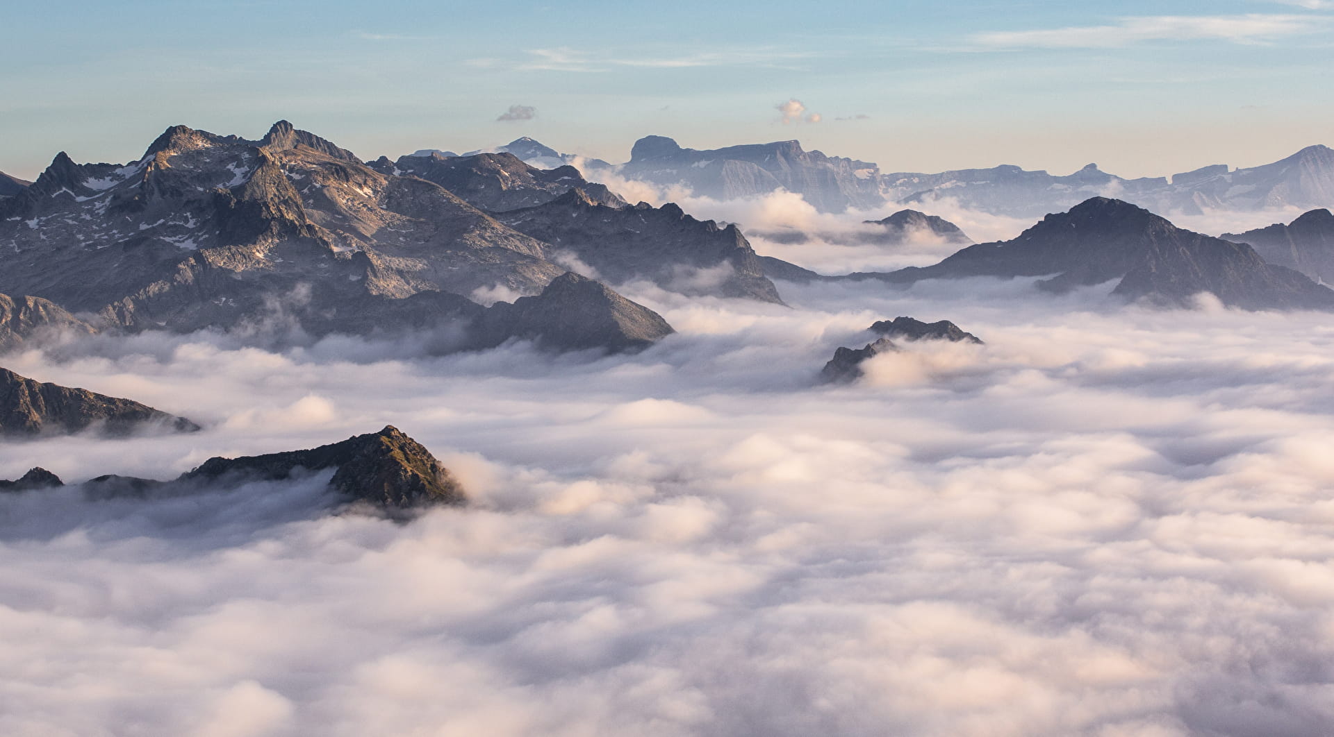 Sea of ​​clouds over the Gavarnie Valleys in the Pyrenees