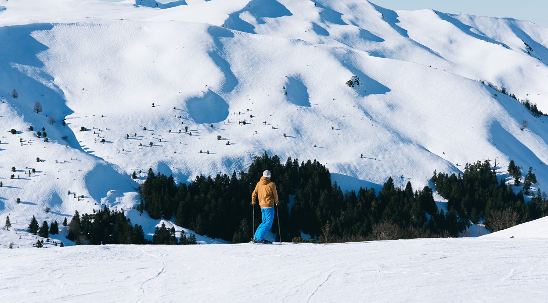 Skieur alpin dans la station de Hautacam dans les Pyrénées  