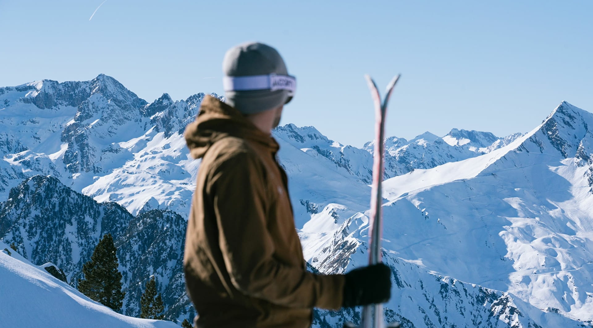 Esquiador en una estación de esquí de los Pirineos