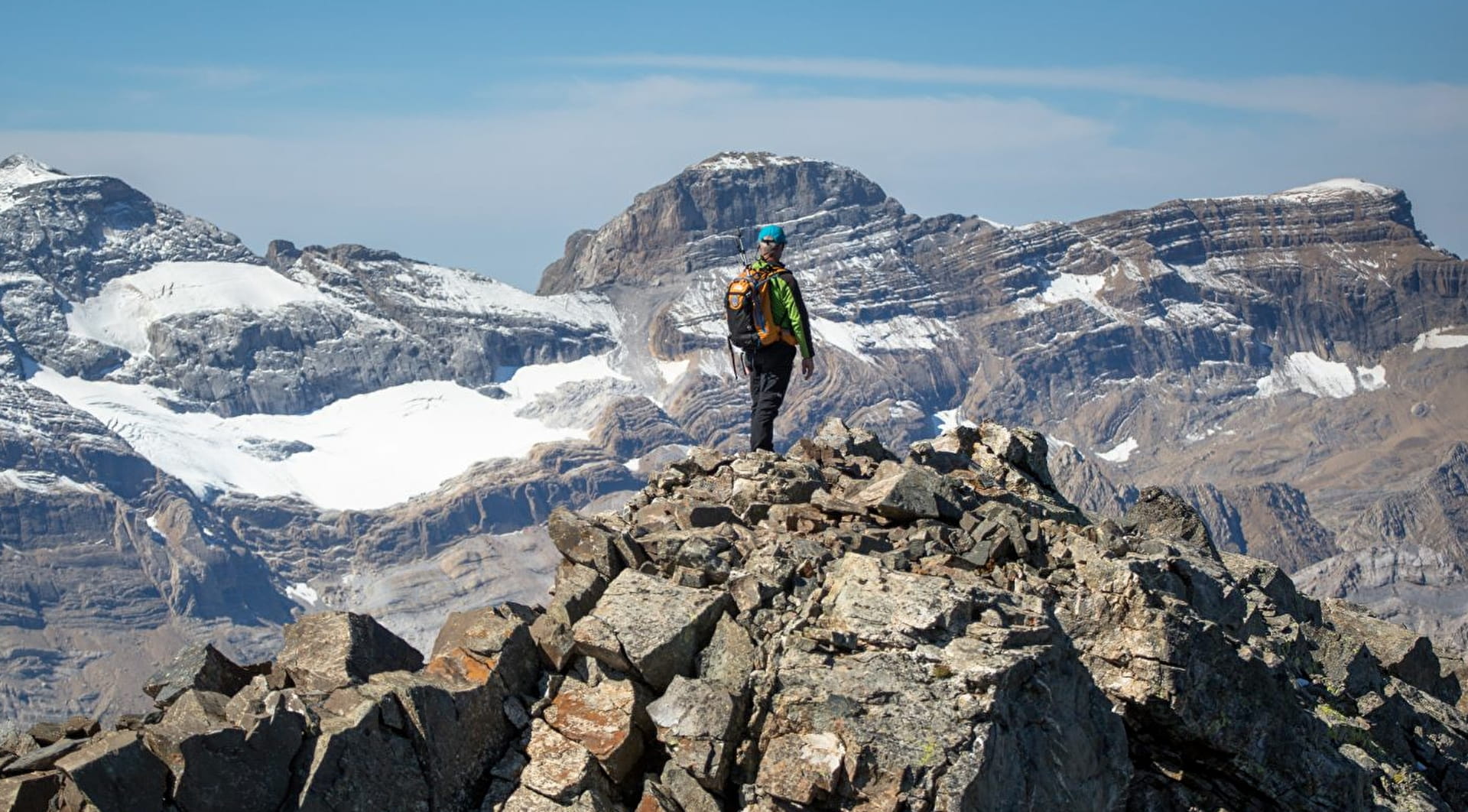Alpiniste face à des sommets en haute montagne