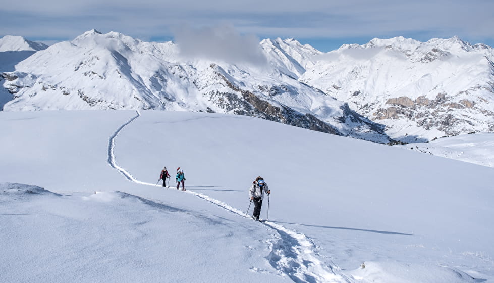Groupe en ski de randonnée dans les Pyrénées
